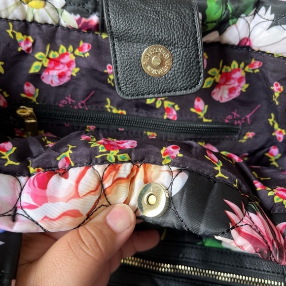 NWOT Betsey Johnson weekender NWT) black Floral quilted tote bag shoulder straps - Picture 8 of 8
